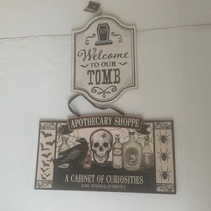 Lot of 2 Halloween decorations hanging signs 3D